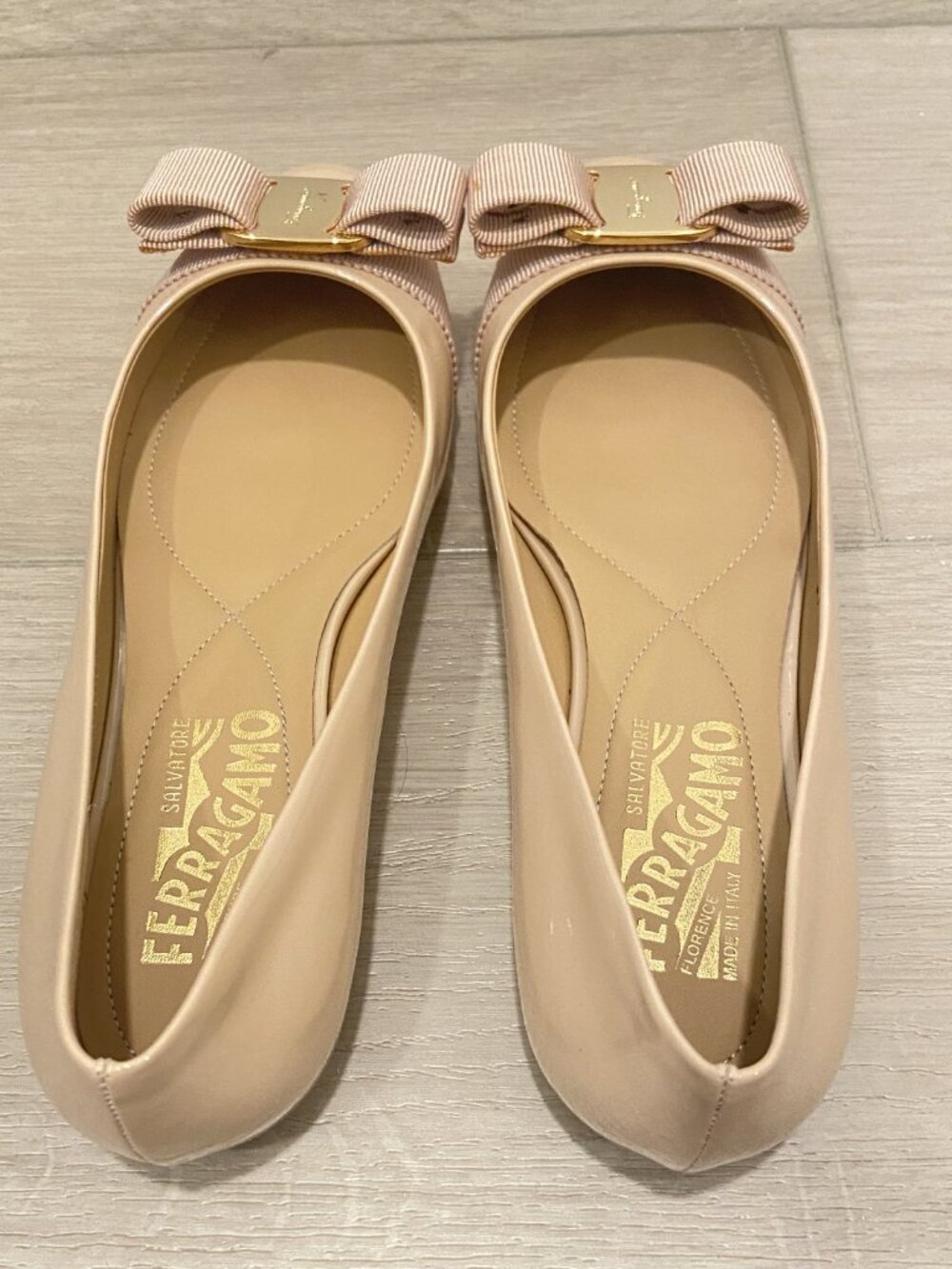 NEW Salvatore Ferragamo Varina Patent Leather Bow Ballet Flat in Beige Size US 6
